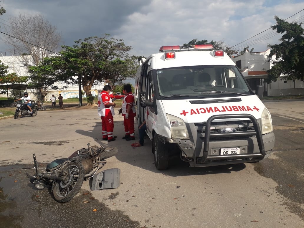 Motociclista choca contra una ambulancia de la Cruz Roja en Chetumal