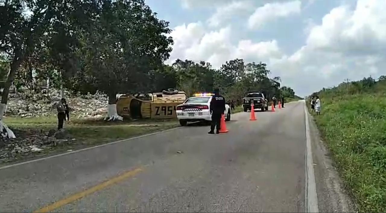 Falla mecánica provoca volcadura en carretera de Felipe Carrillo Puerto