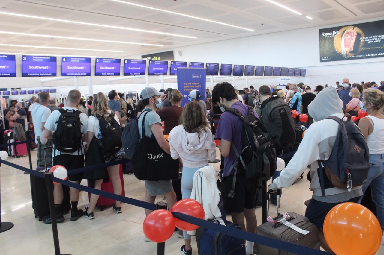 Aeropuerto de Cancún mantiene buena afluencia a pesar de vuelos cancelados