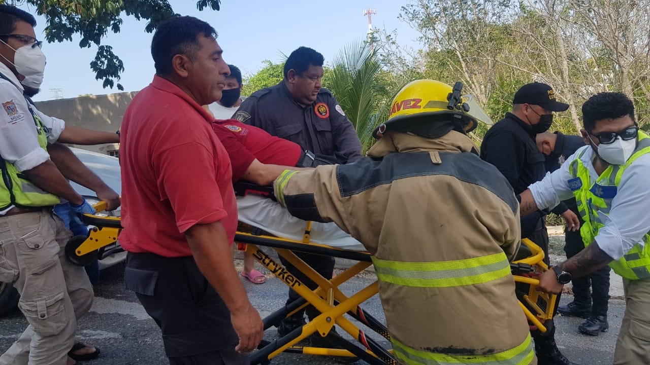 Bombero queda prensado en vehículo con llamas en Campeche