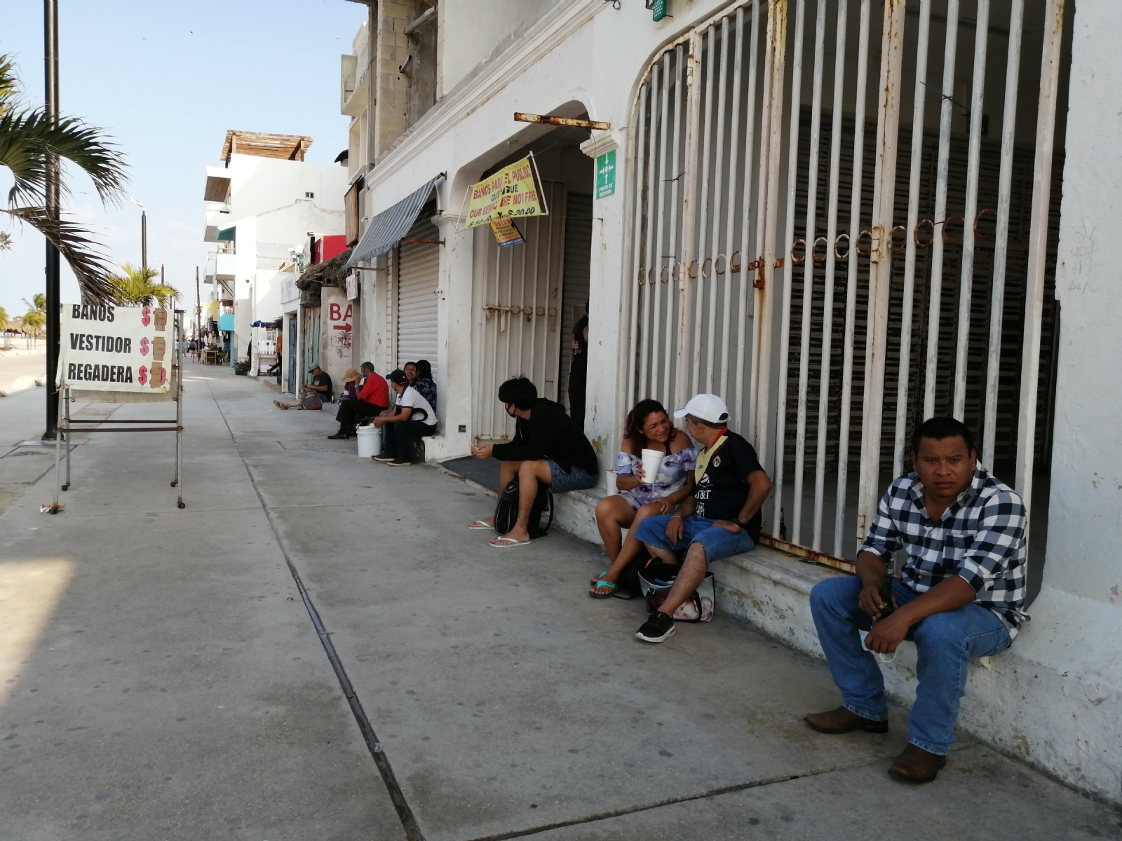 Progreseños y visitantes no respetan el cierre del Malecón Tradicional en Progreso