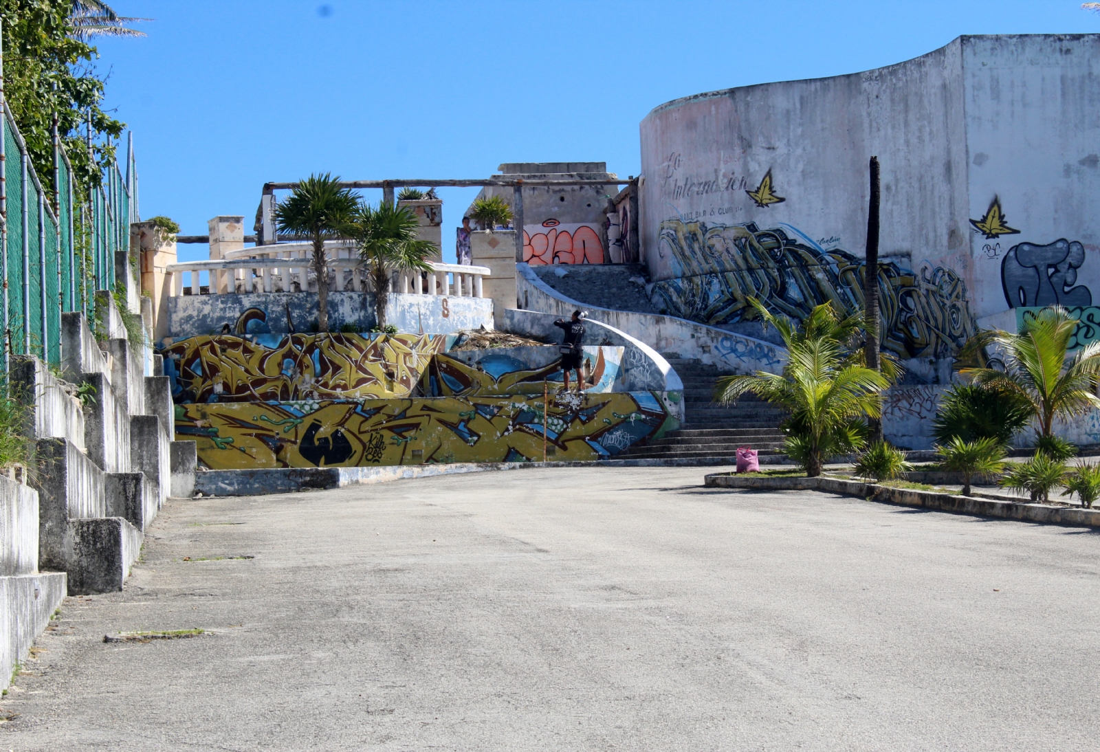 Uno de los edificios vandalizados en la Zona Hotelera de Cancún