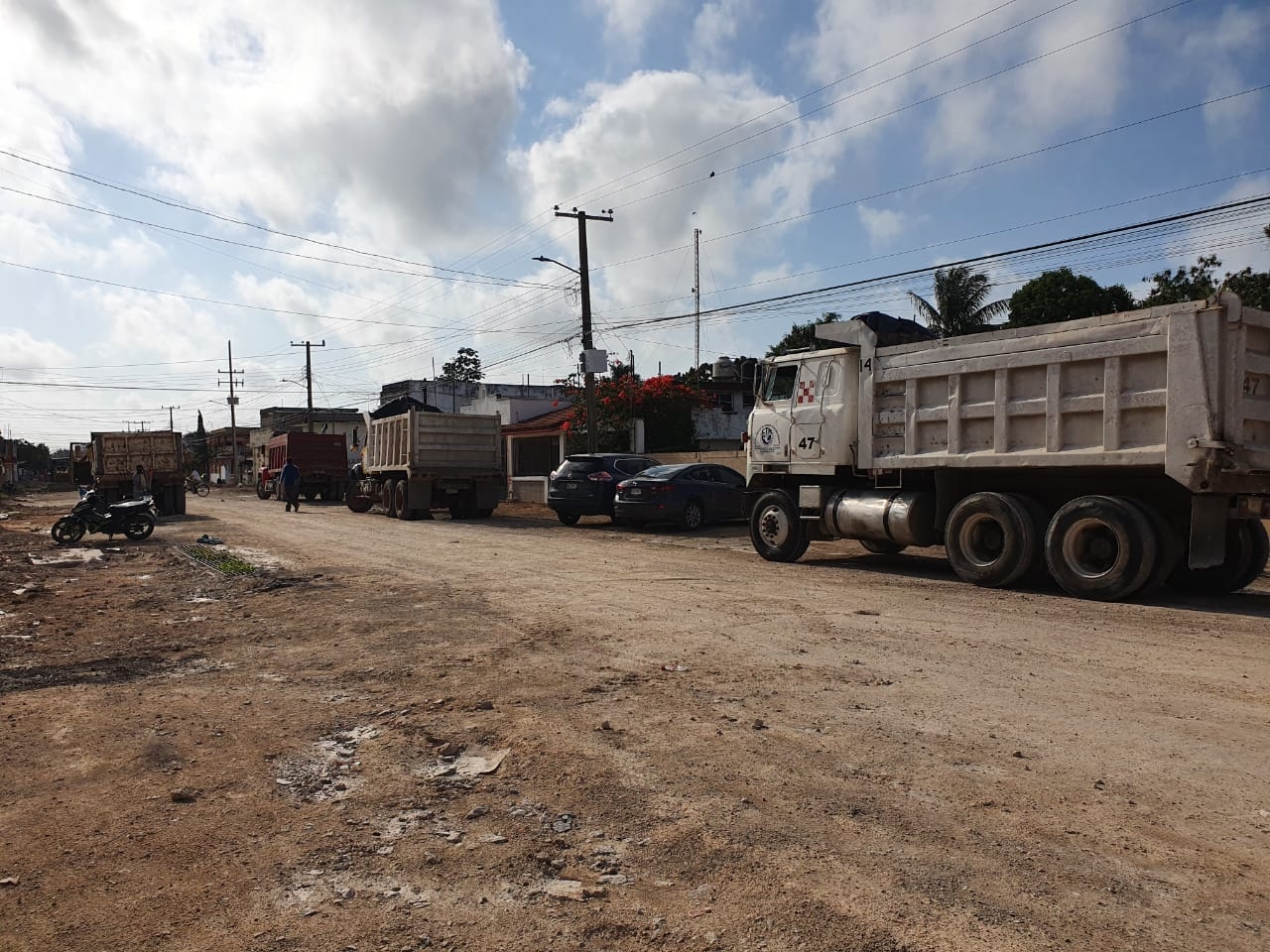 Volqueteros en Chetumal exigen pago de obras por suspensión de trabajos