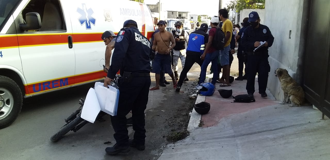 Motociclistas resultan lesionados tras choque en las calles de Chetumal