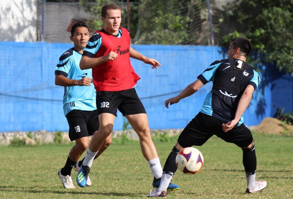 La “Ola futbolera” afina los detalles tácticos en la cancha con miras a su próxima visita