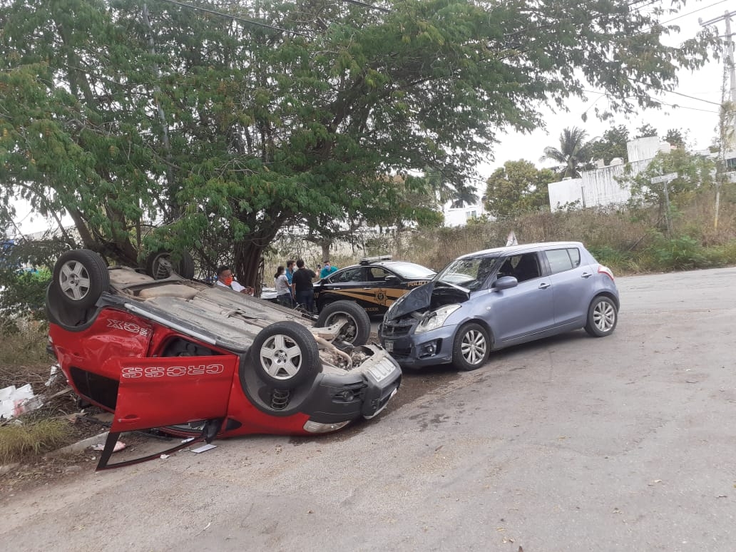 Conductora termina en el hospital tras fuerte volcadura en Mérida