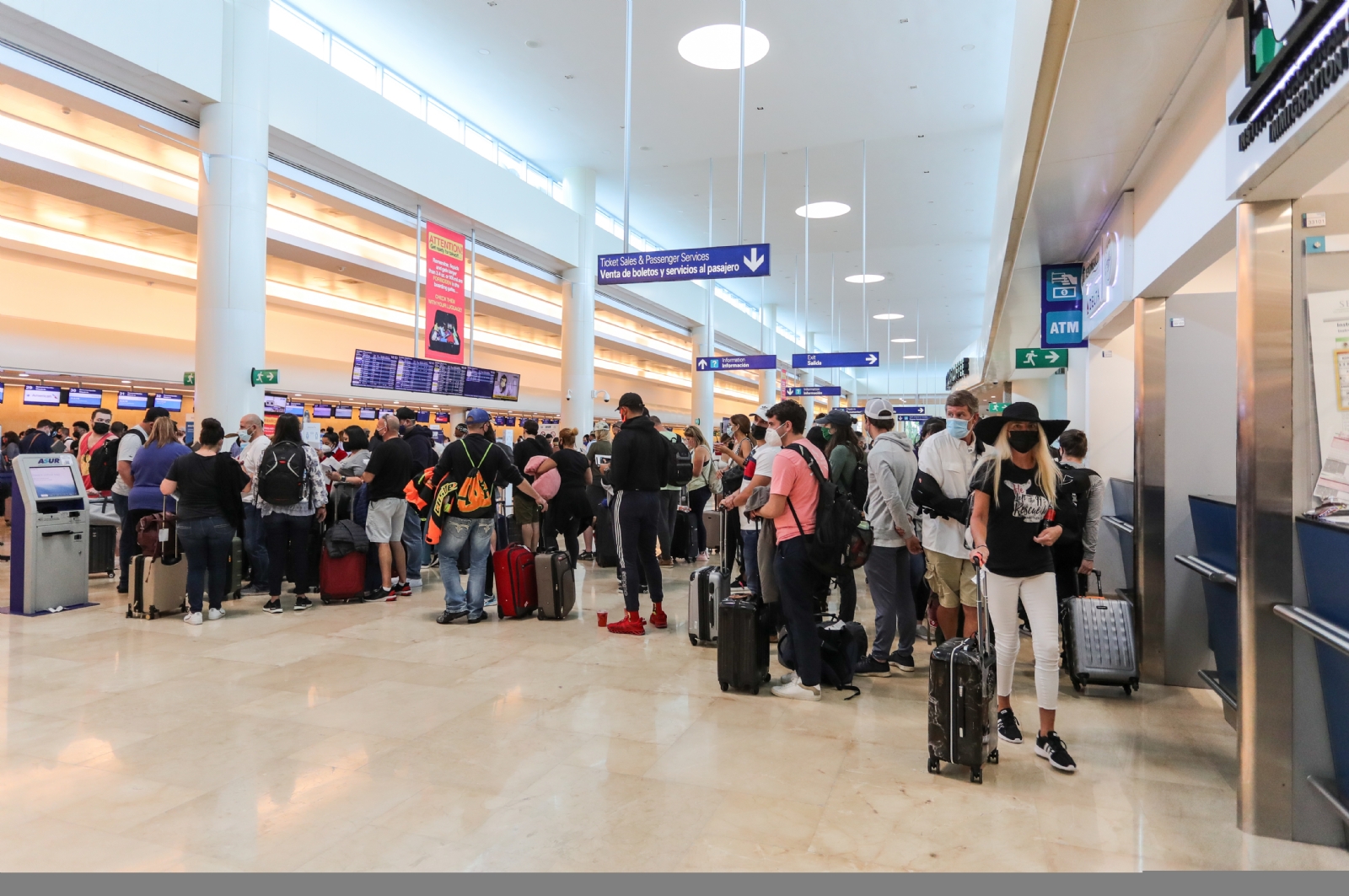 7 mil turistas quedan varados en el Aeropuerto Internacional de Cancún