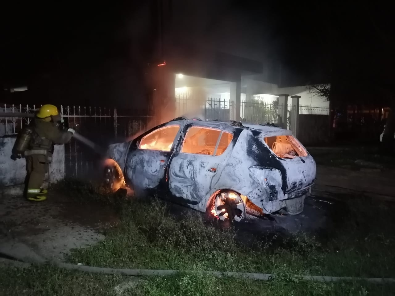 Prenden fuego a vehículo en calles de Chetumal