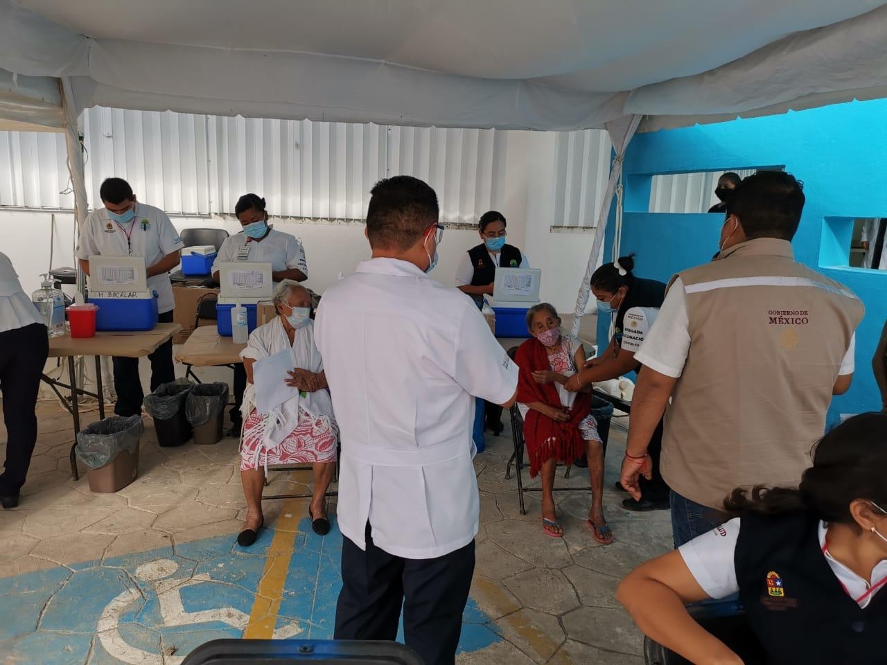 Segundo día de vacunación a adultos mayores en Bacalar, sin incidentes