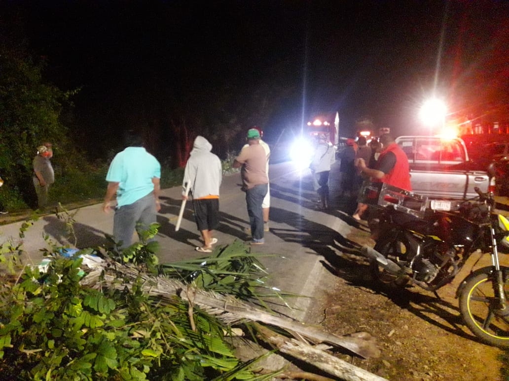 Por inseguridad, pobladores bloquean la carretera en Felipe Carrillo Puerto
