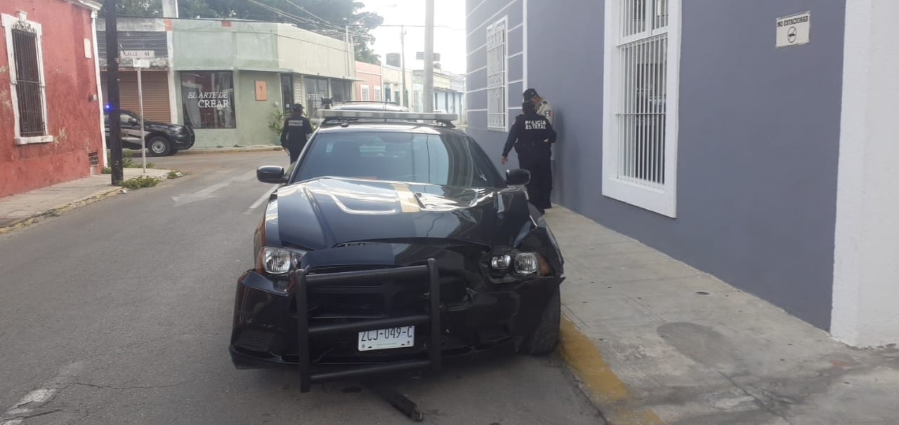 Patrulla de la SSP provoca aparatoso choque en el centro de Mérida