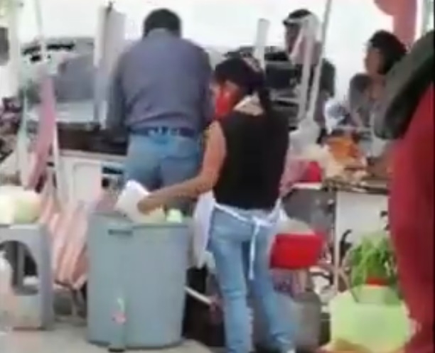 Vendedores de comida sacan platos de la basura y los reutilizan: VIDEO