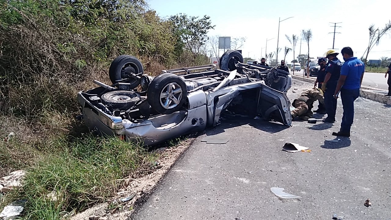 Conductor sobrevive a aparatosa volcadura en la carretera Mérida-Progreso: VIDEO