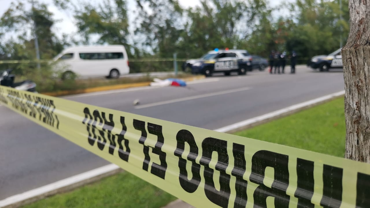 Motociclista es encontrado muerto en Boulevard Kukulcán de Cancún