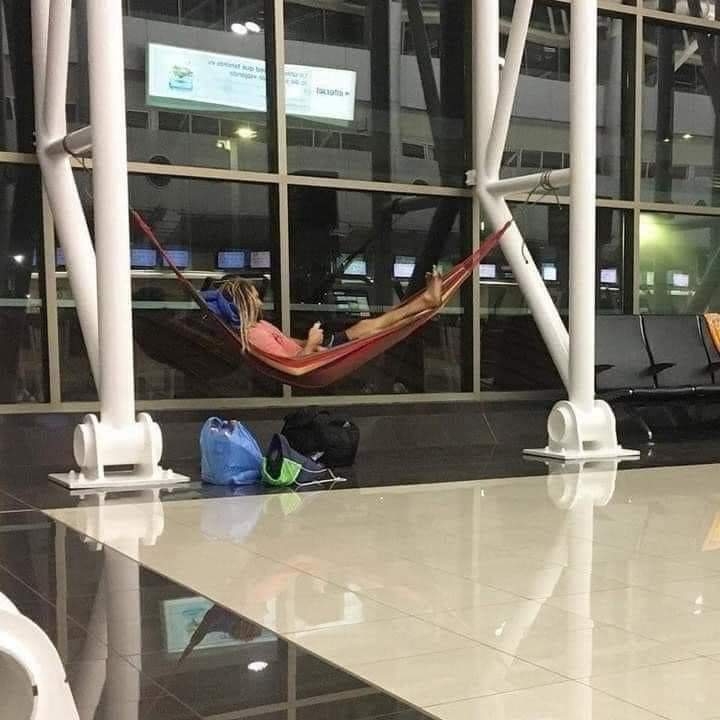 Turista cuelga hamaca para descansar en aeropuerto de la CDMX