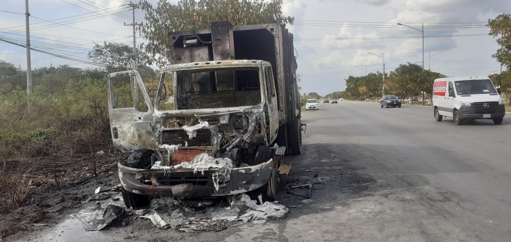 Camión recolector de basura se incendia en el periférico de Mérida