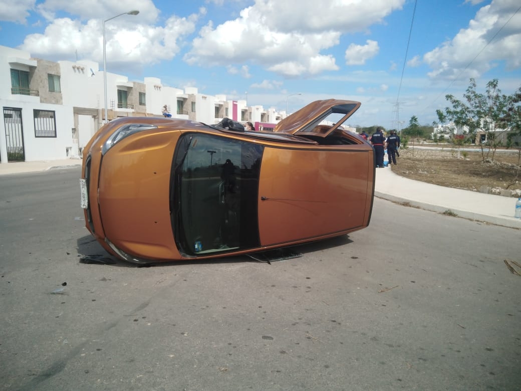 Mujer vuelca su auto por no respetar una señal de alto en Mérida