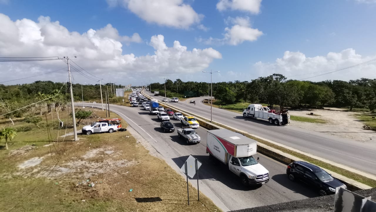 Caída de postes causa tráfico vehicular en puente del aeropuerto de Cancún: VIDEO