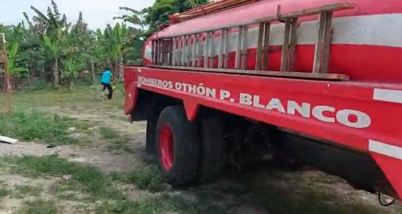 Los bomberos buscaron un acceso rápido para combatir el fuego