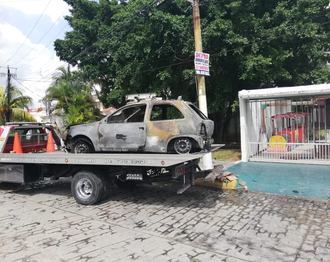 Se registra incendio de automóvil en Supermanza 23 de Cancún