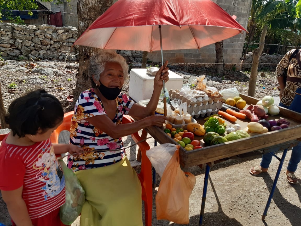 Gregoria Uc se dedica a la venta de frutas y verduras en frente de ladrones, según el testimonio de un residente