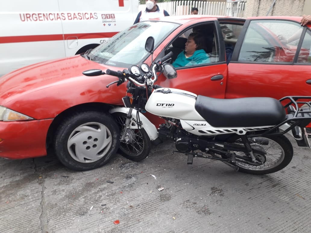 Una conductora ocasiona un accidente por no respetar un alto