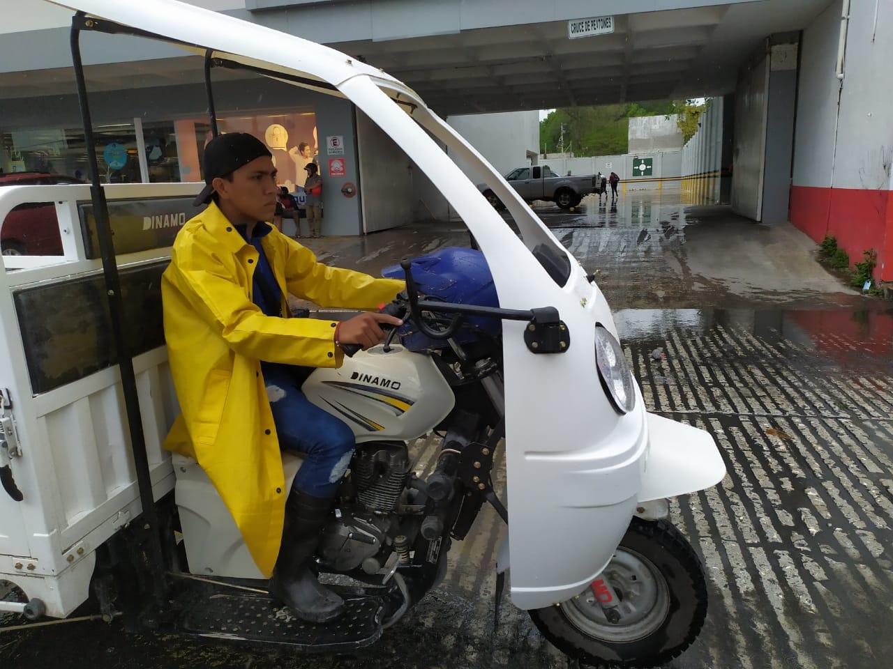 Chubascos y vientos no paralizan movilidad en Ciudad del Carmen