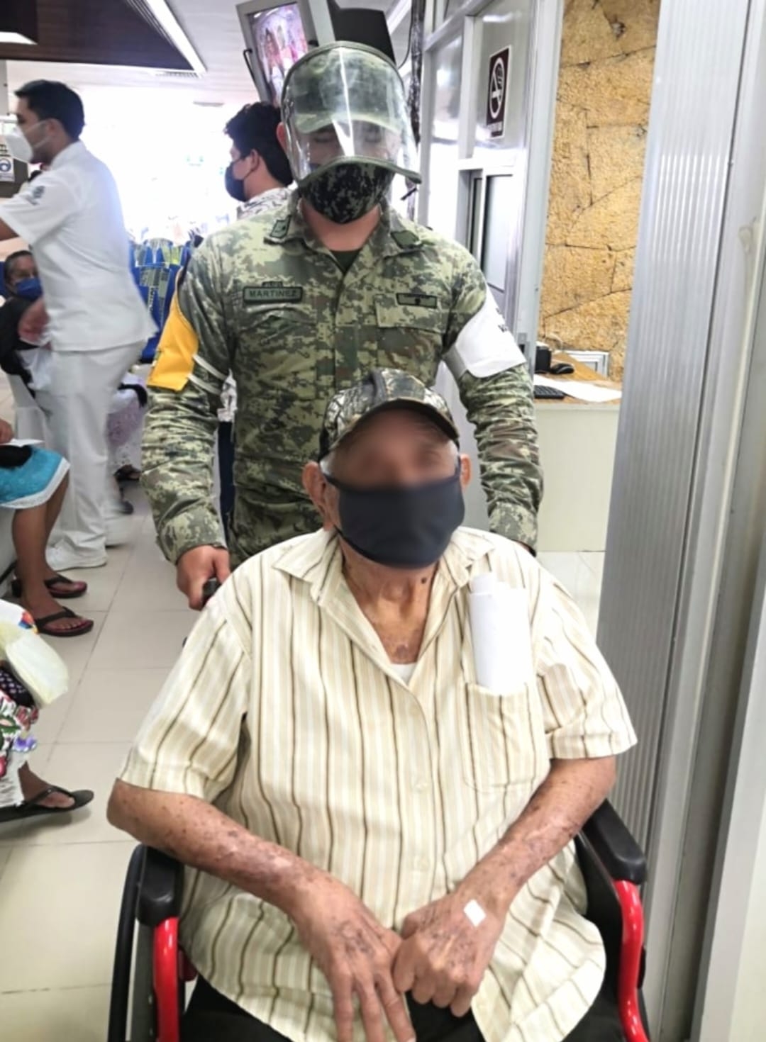 Abuelito de 100 años fue vacunado contra COVID-19 en Yucatán