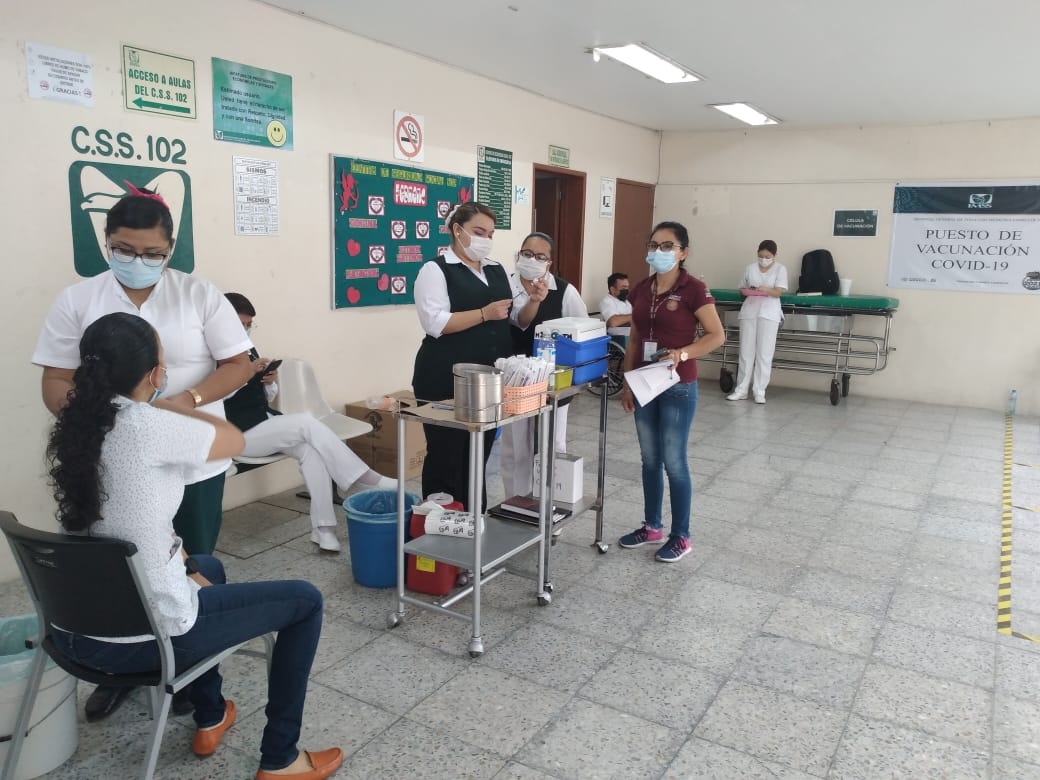 Personal médico recibe segunda dosis de vacuna anticovid en Ciudad del Carmen