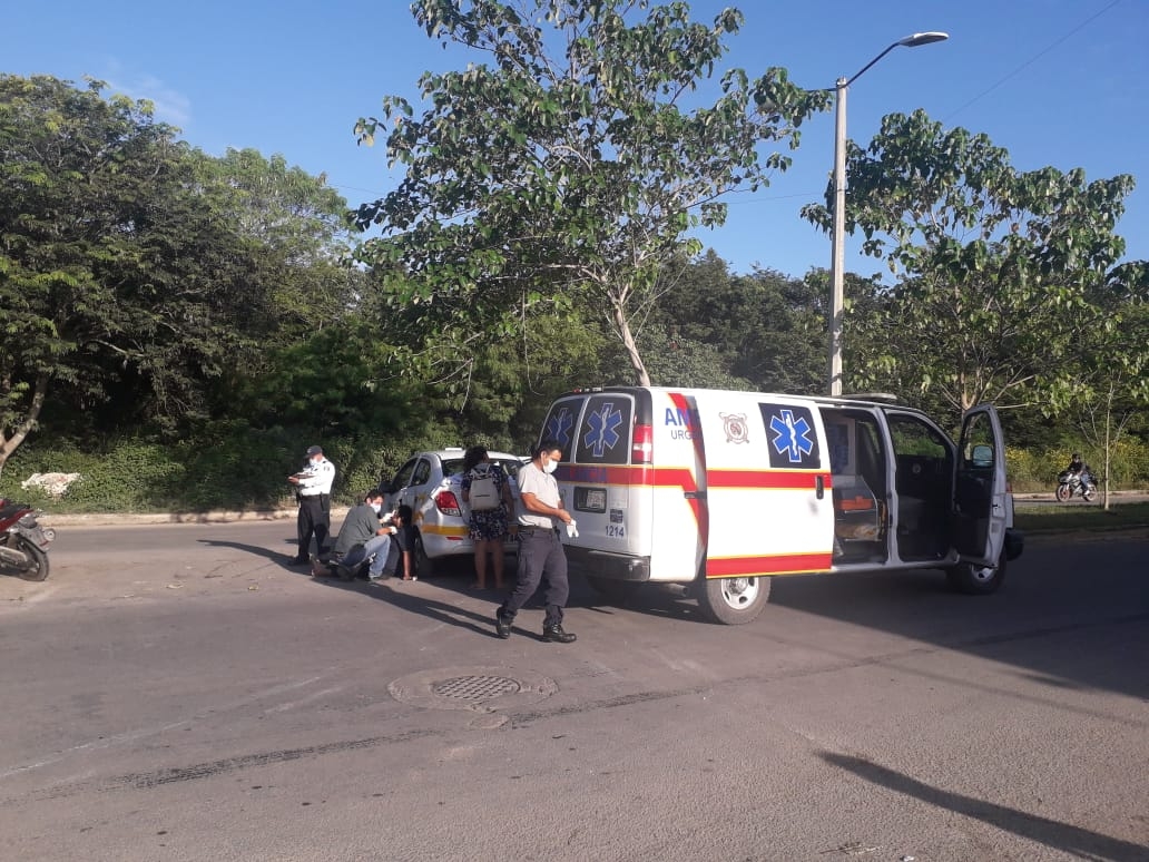 Taxi se estrella contra motociclista en calles de Chetumal