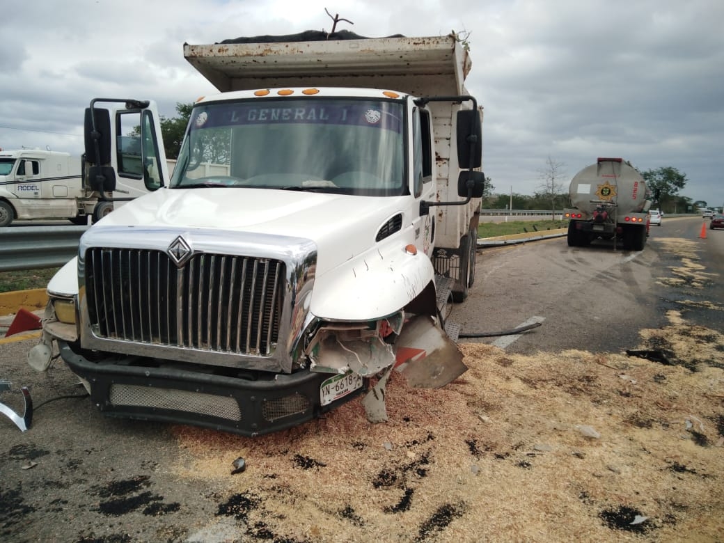 Volquete choca en la carretera Mérida-Campeche: VIDEO