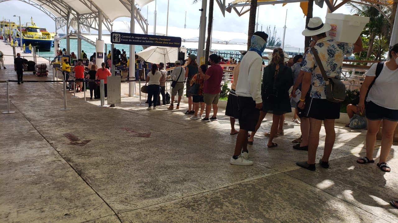 La fila de personas no respetó la Sana Distancia