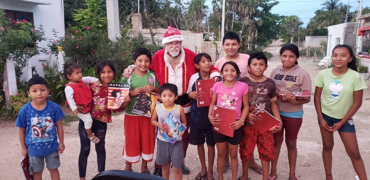 Canadiense se viste de Santa Claus y da regalos en pleno febrero en Tizimín