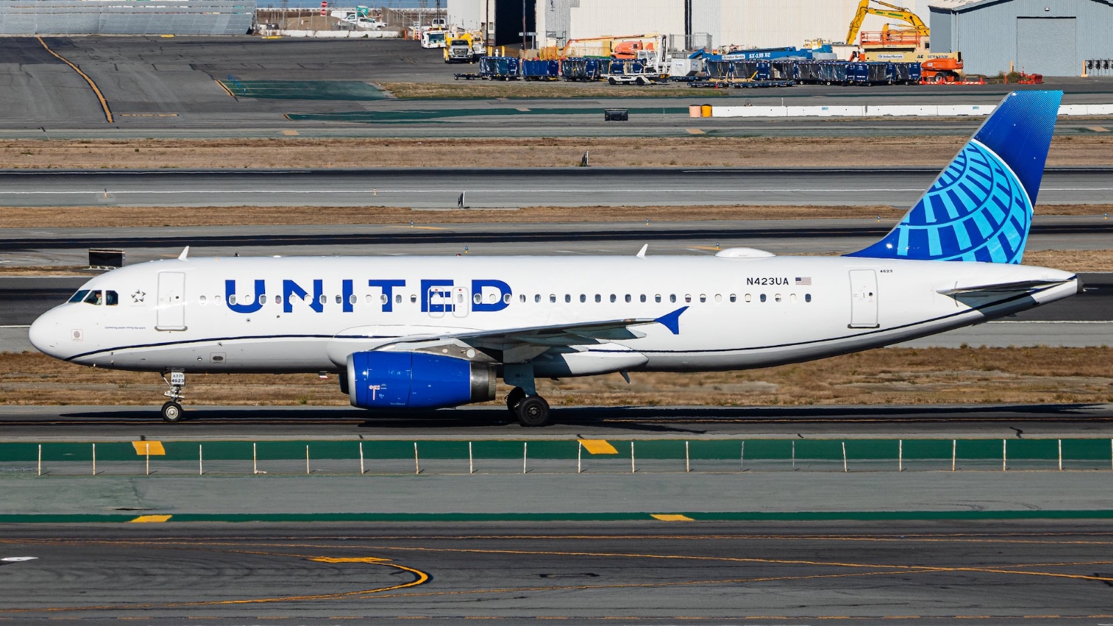 Así voló un avión de United Airlines con el motor en llamas: VIDEO