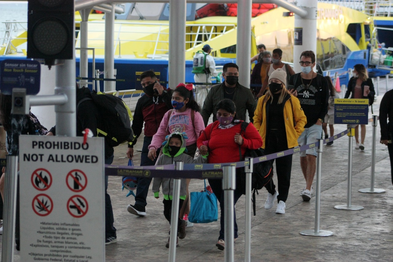 En un recorrido por el lugar se notó la presencia de turistas y locales, estos últimos viajaban para llegar a sus centros laborales en la isla