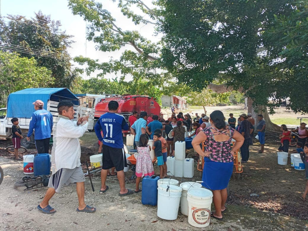 Con cubetas los habitantes de las comunidades recogen agua potable