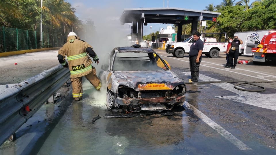 El auto quedó consumido y el conductor salió ileso