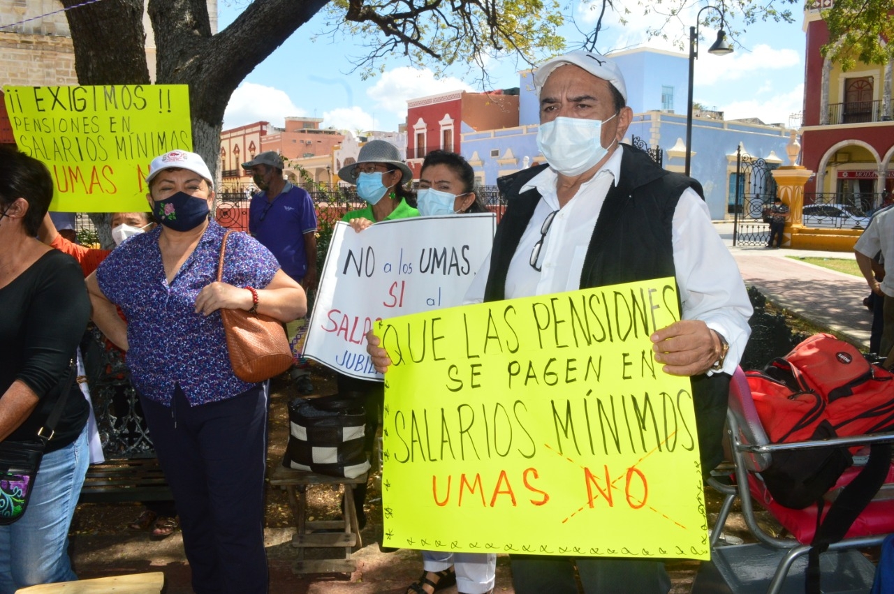 Jubilados exigen que se les pague en salarios mínimos