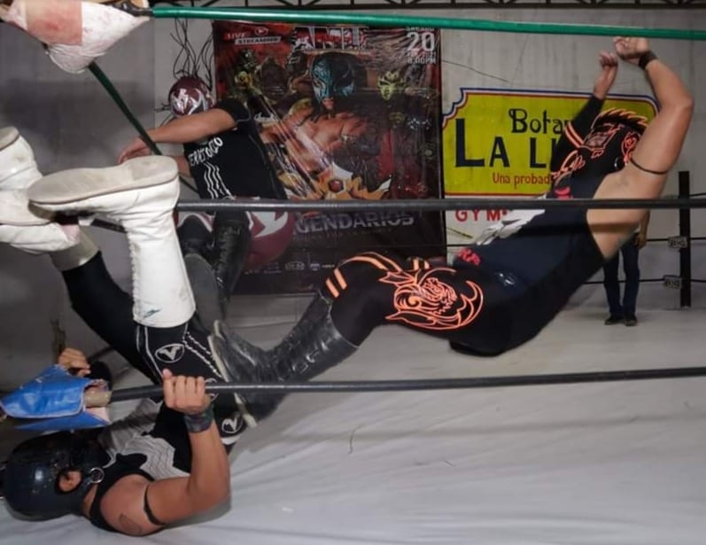 Pequeño Invencible Jr. y El Elemental se imponen y ganan lucha en Mérida