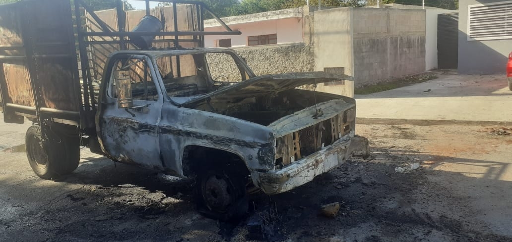 Se incendia camión de ocho toneladas en el oriente de Mérida