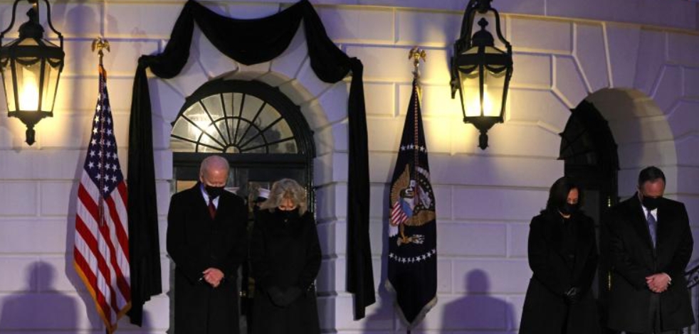 Joe Biden rinde homenaje a los 500 mil fallecidos por COVID-19 en EU
