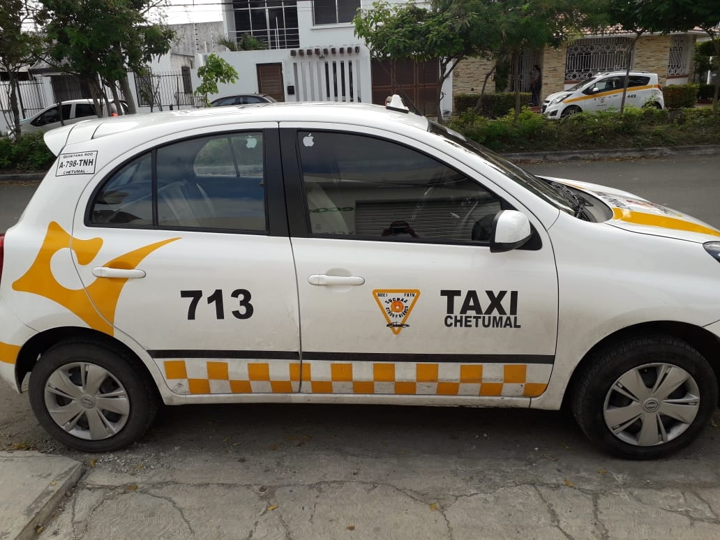 Taxi se estampa contra motociclista y lo lesiona en Chetumal