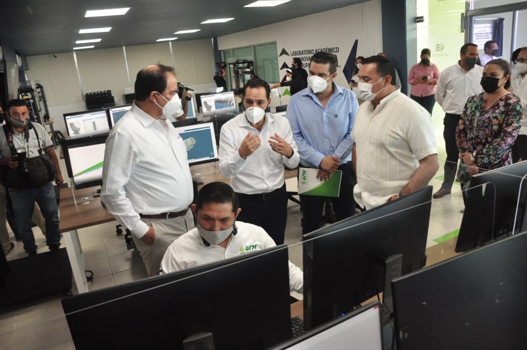 Mauricio Vila estuvo presente en la inauguración del laboratorio de logística