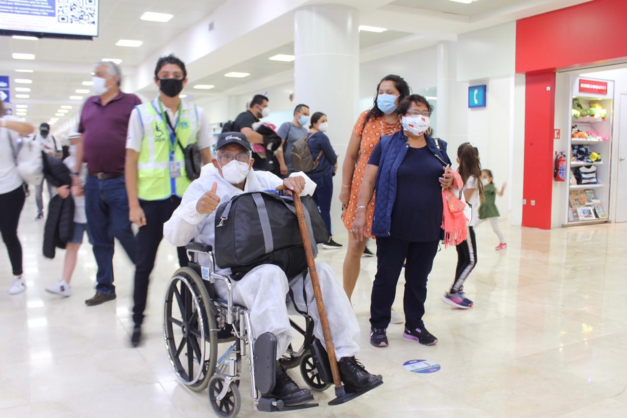 Abuelito pasea por el aeropuerto de Cancún con traje anti COVID-19