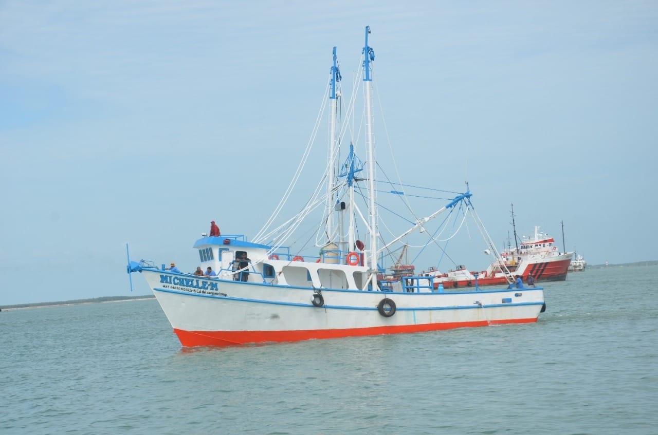 Los barcos pesqueros de camarón tienen baja demanda