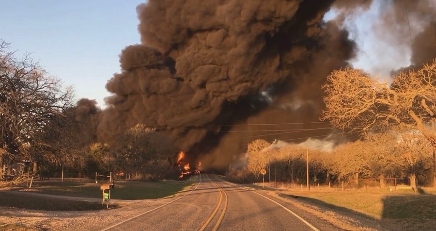Tren impacta a camión en Texas y provocan una explosión