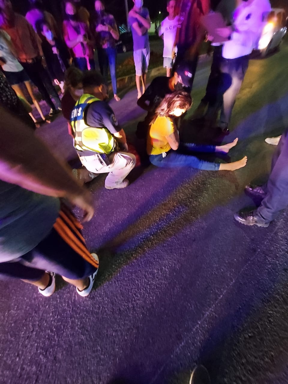 Mujer cae de una moto en Chetumal, resulta lesionada