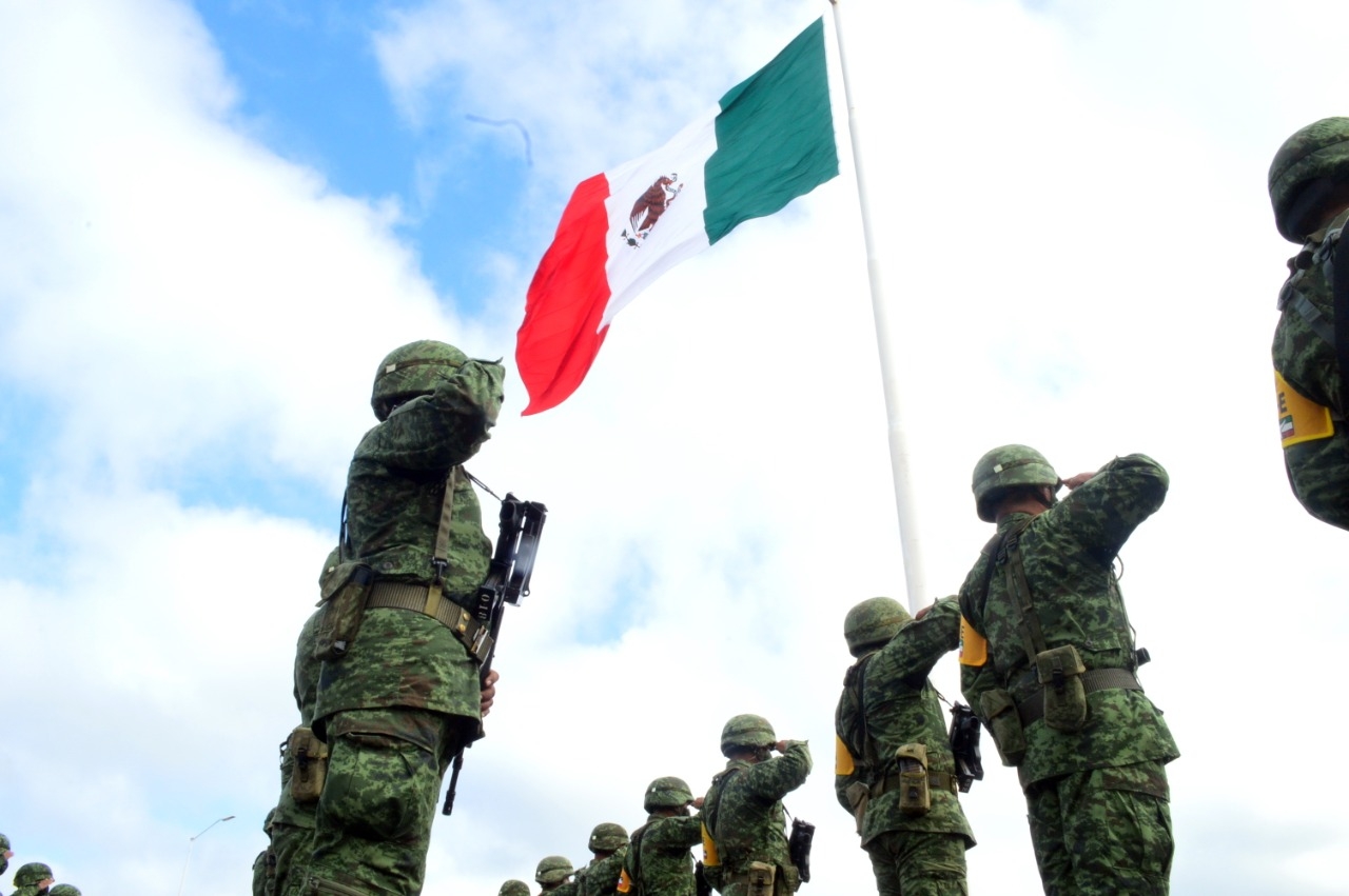 Conmemoran autoridades Día de la Bandera en Campeche