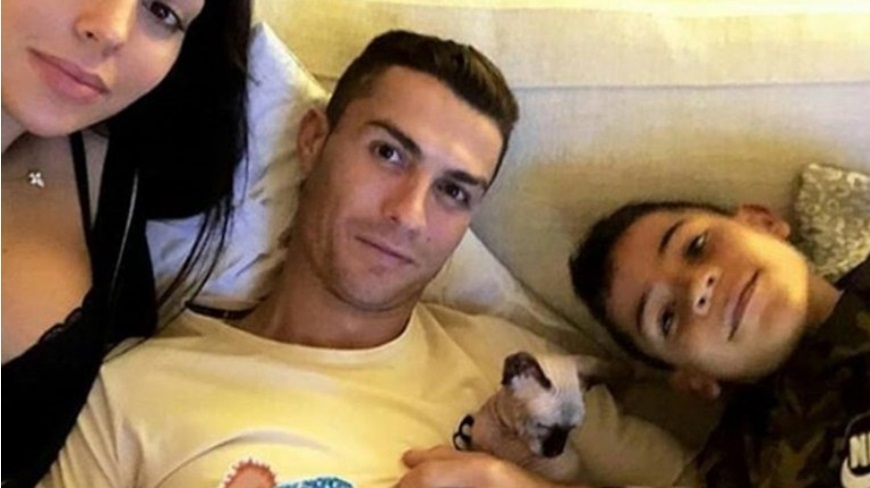 Cristiano Ronaldo y su familia posan seguido junto al gato