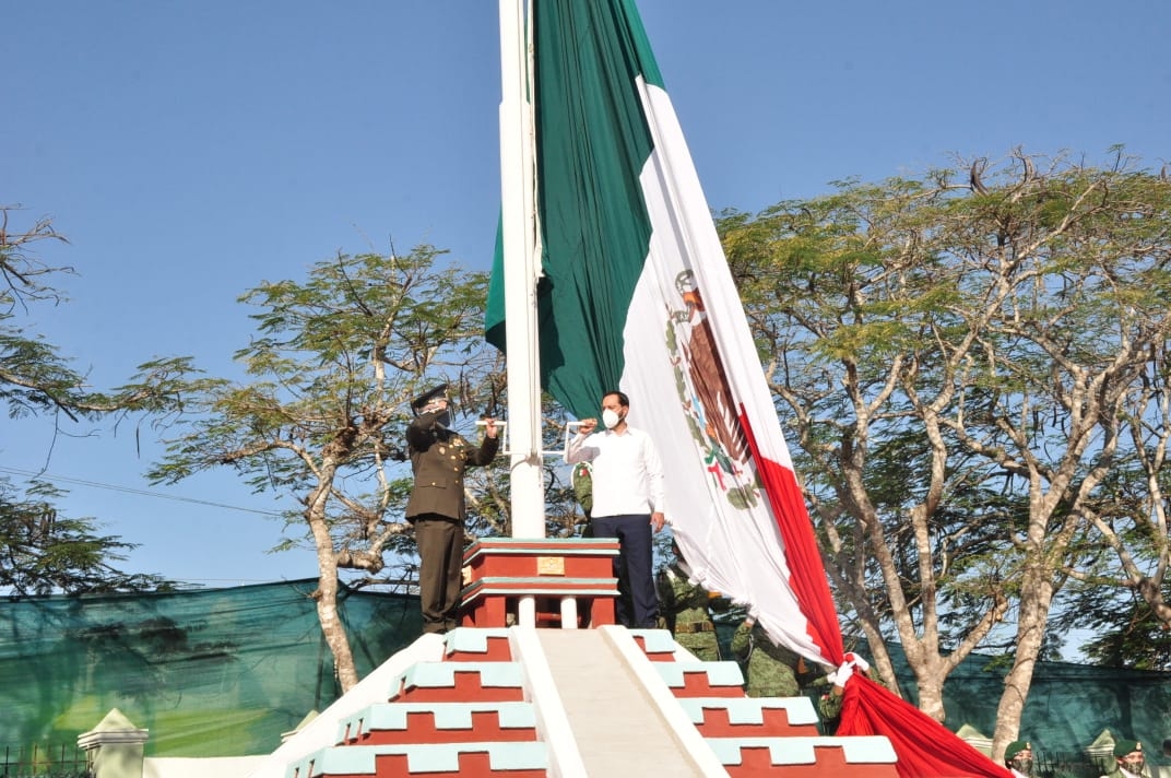 Conmemoran el Día de la Bandera en Mérida